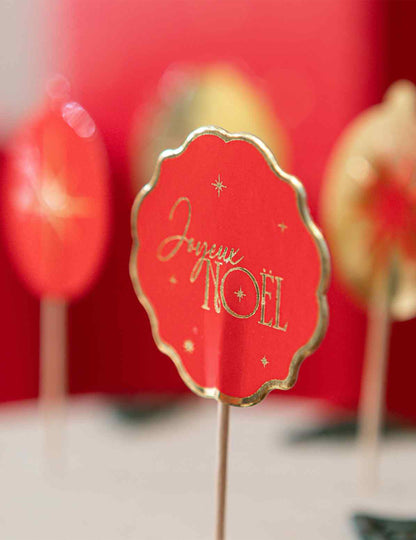 12 prikkers tijdloos Vrolijk Kerstfeest rood en goud 9 cm