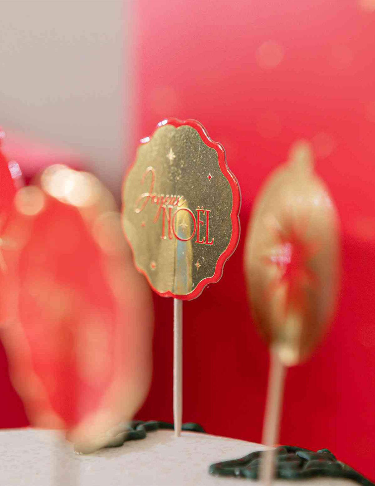 12 prikkers tijdloos Vrolijk Kerstfeest rood en goud 9 cm