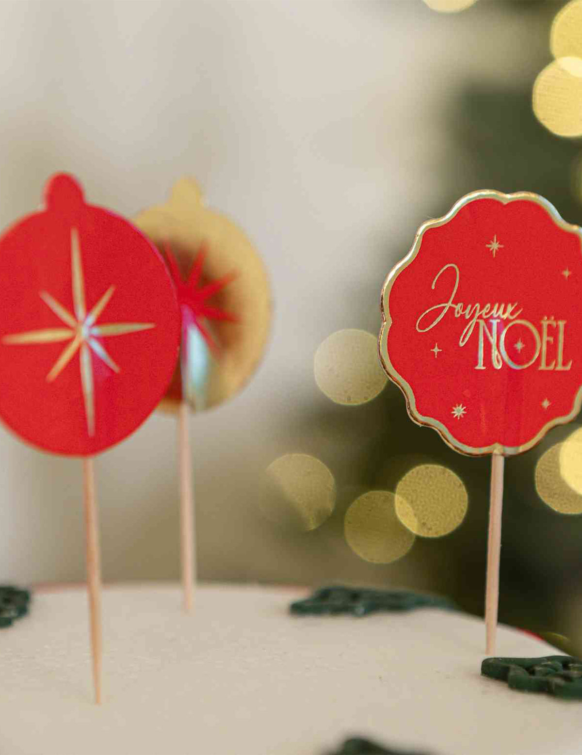 12 prikkers tijdloos Vrolijk Kerstfeest rood en goud 9 cm