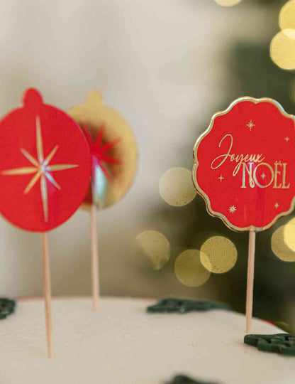 12 prikkers tijdloos Vrolijk Kerstfeest rood en goud 9 cm