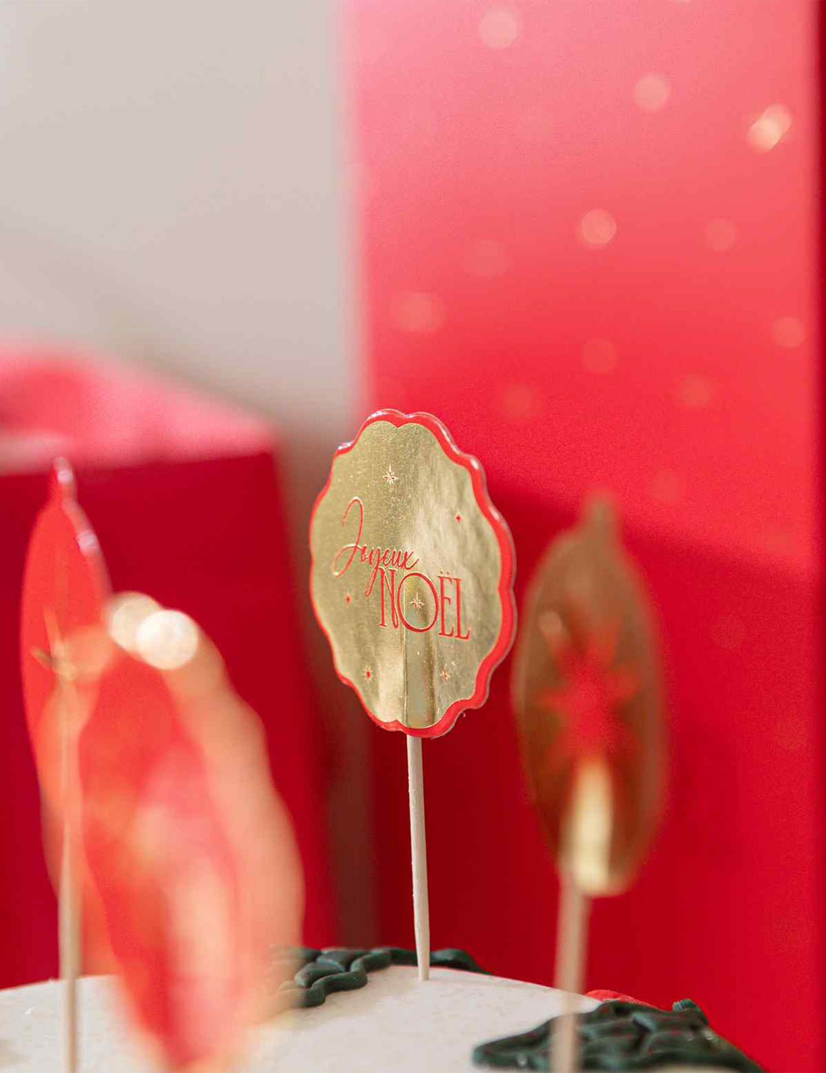 12 prikkers tijdloos Vrolijk Kerstfeest rood en goud 9 cm