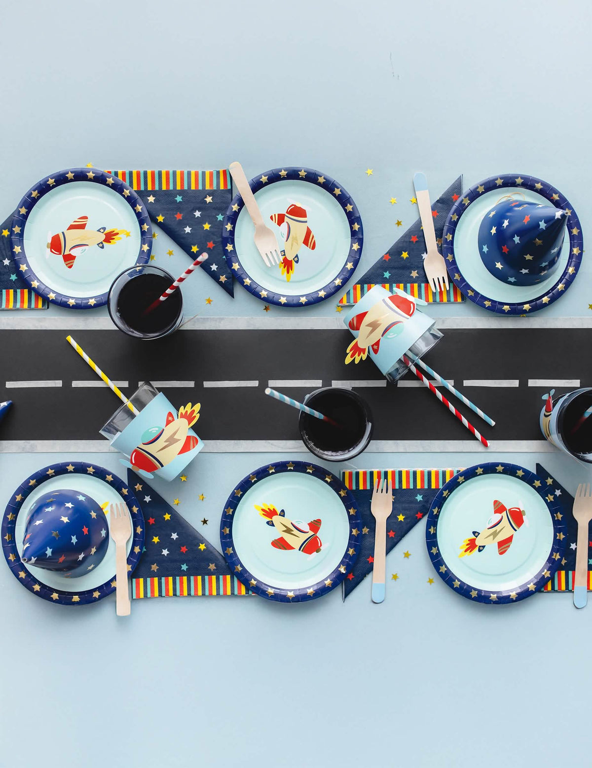 Vue de dessus de la table avec les serviettes en papier étoiles colorées bleu marine