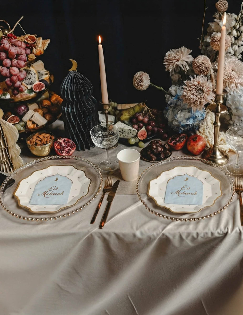 Mise en scène sur table des serviettes Eid Mubarak pour fête