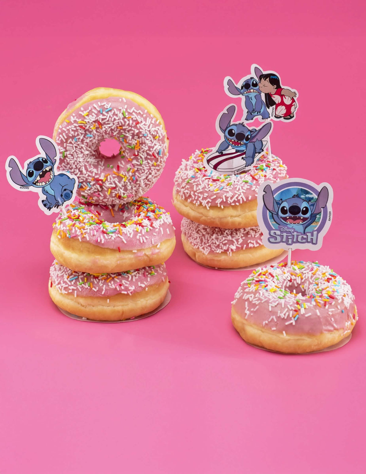 Mise en situation sur des donuts des 16 cake toppers en papier Stitch