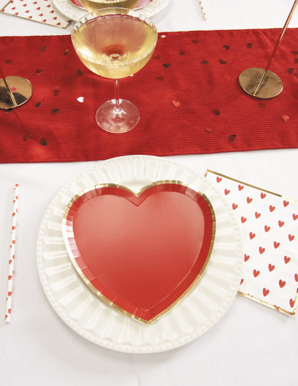 Vue de la décoration de table des serviettes en papier cœurs rouges