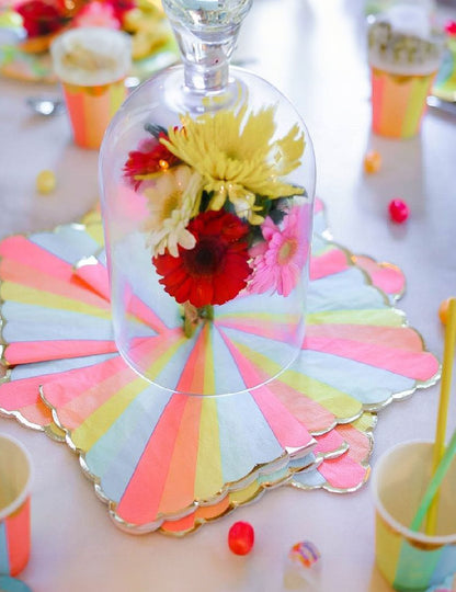 Mise en situation sur une table des serviettes en papier festonnées Berlingot pour fête pastel et dorure