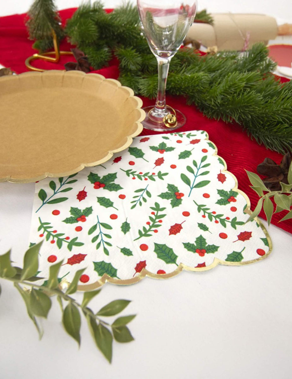 Détail du bord doré des serviettes en papier festonnées houx pour Noël