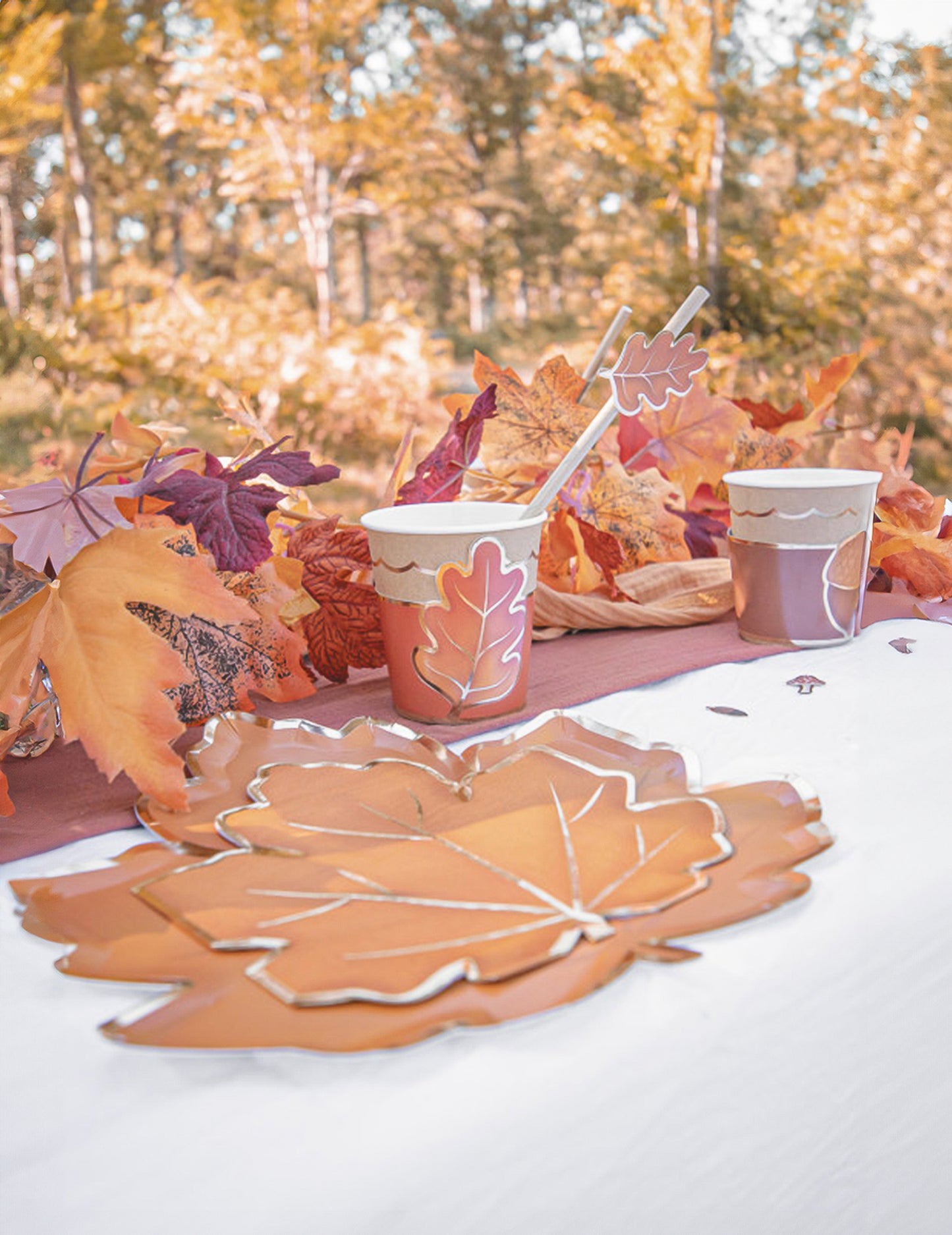 Mise en scène complète de la table des serviettes en papier feuille d'automne