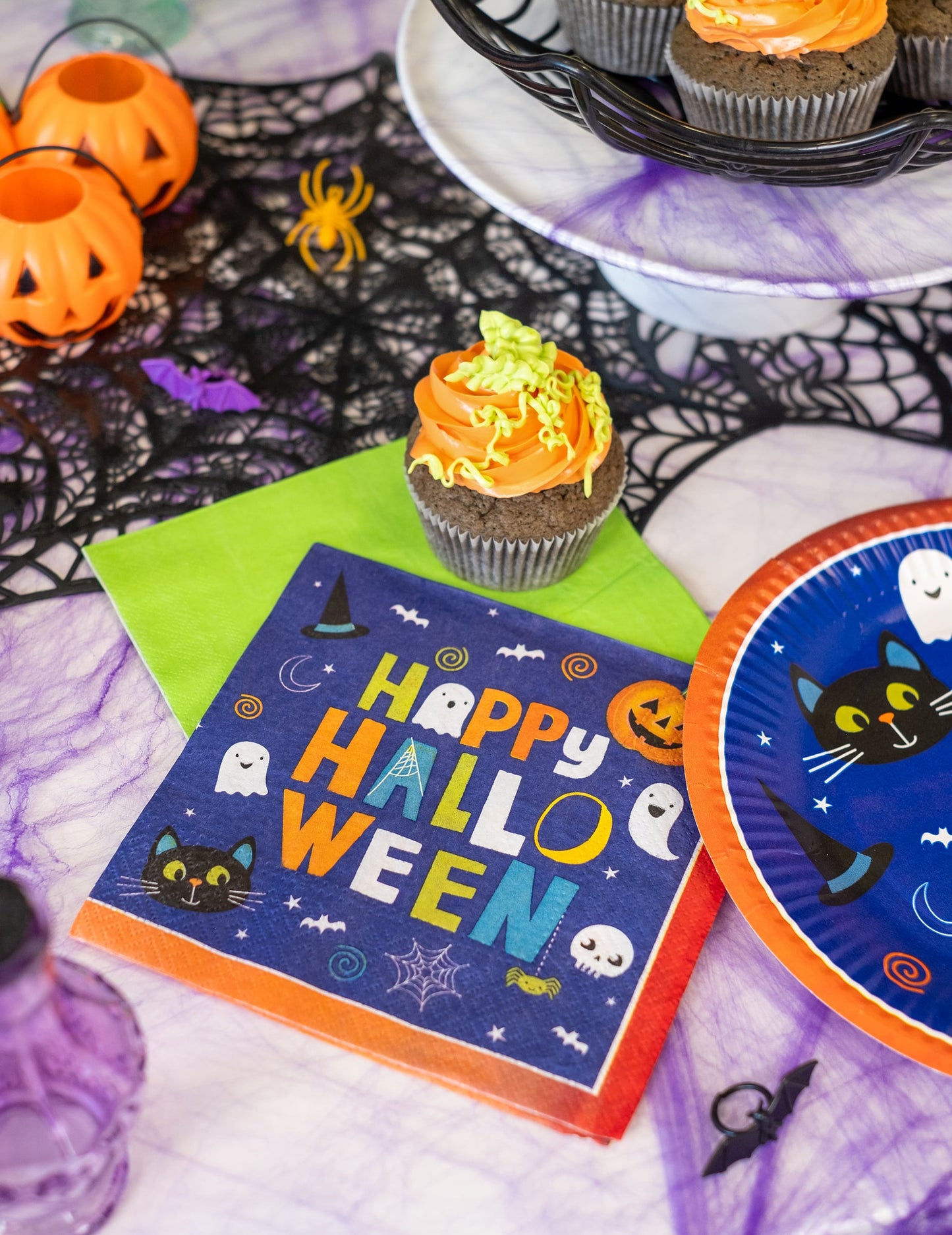 Mise en scène sur une table des serviettes en papier Halloween Friends