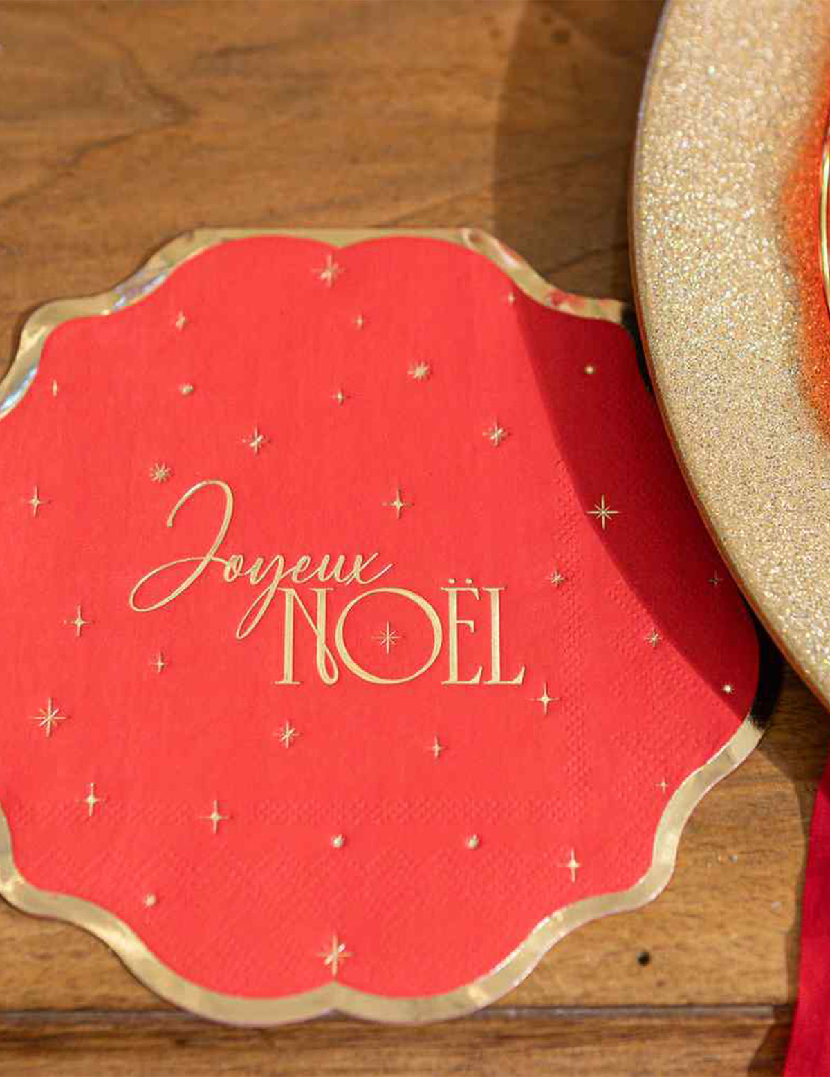 16 servetten Vrolijk Kerstfeest tijdloos rood en goud 32 x 32 cm