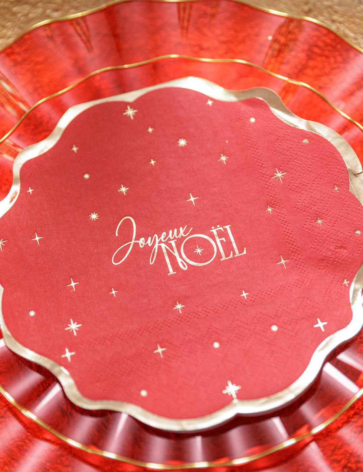 16 servetten Vrolijk Kerstfeest tijdloos rood en goud 32 x 32 cm