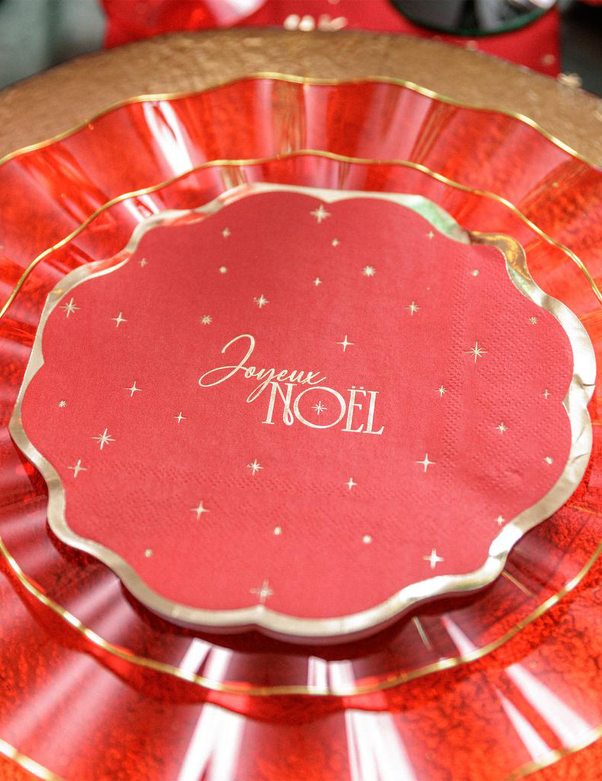 16 servetten Vrolijk Kerstfeest tijdloos rood en goud 32 x 32 cm