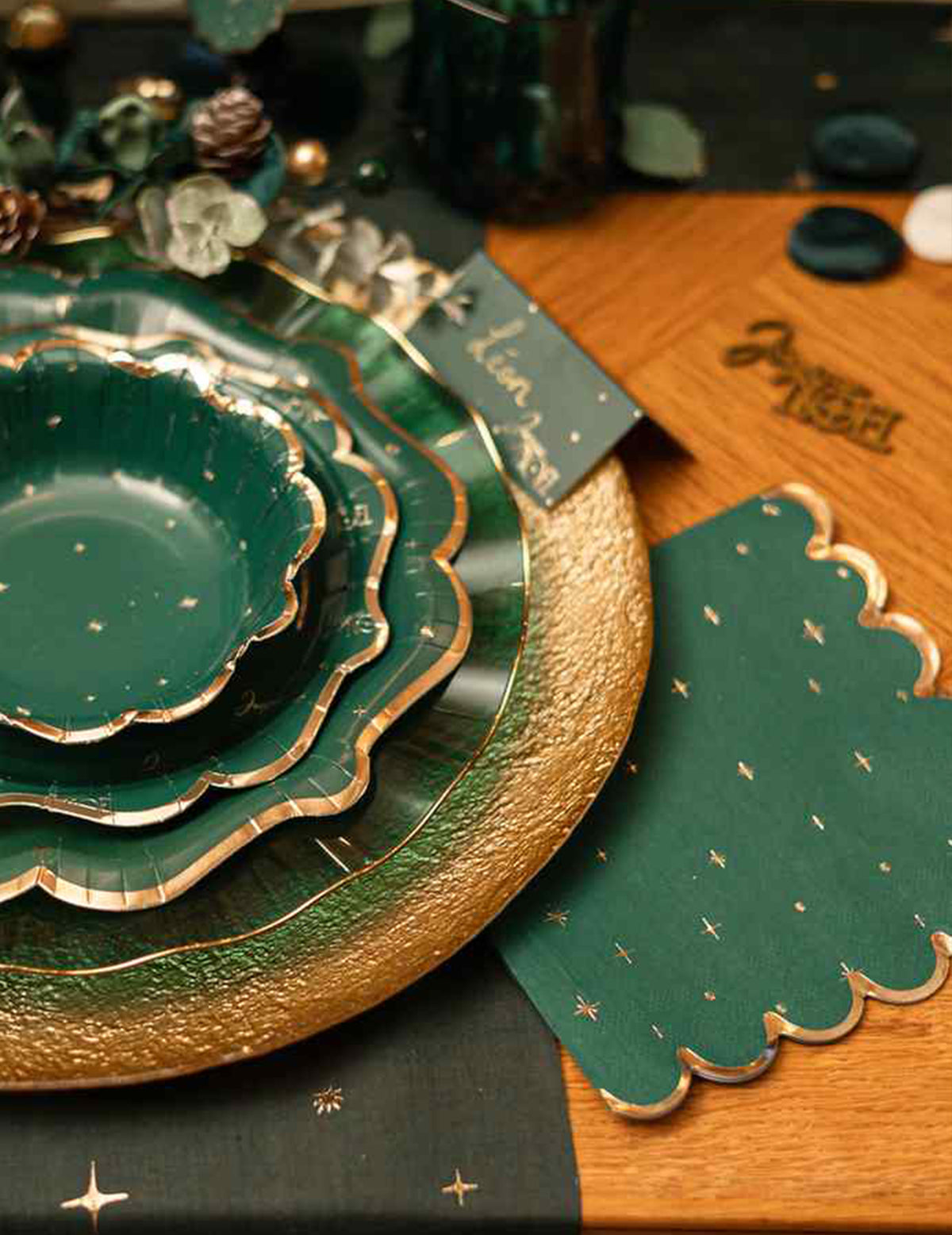 16 tijdloze kerstservetten Engels groen en goud 33 x 33 cm