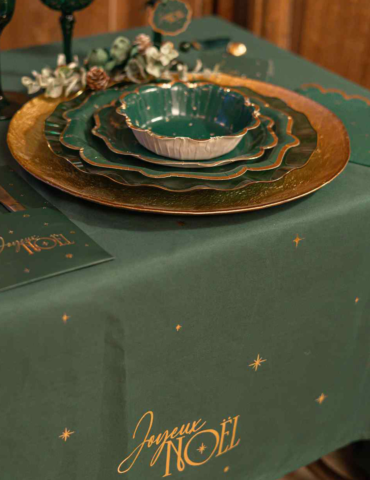 16 tijdloze kerstservetten Engels groen en goud 33 x 33 cm