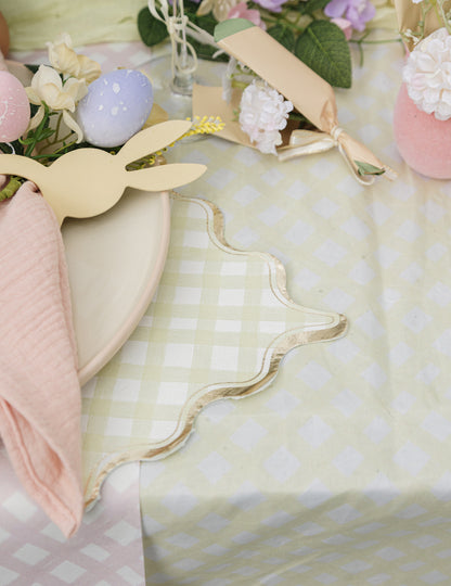 Mise en situation des serviettes en papier à motifs carreaux pour fête lilas rose jaune vert et bordure or ondulée
