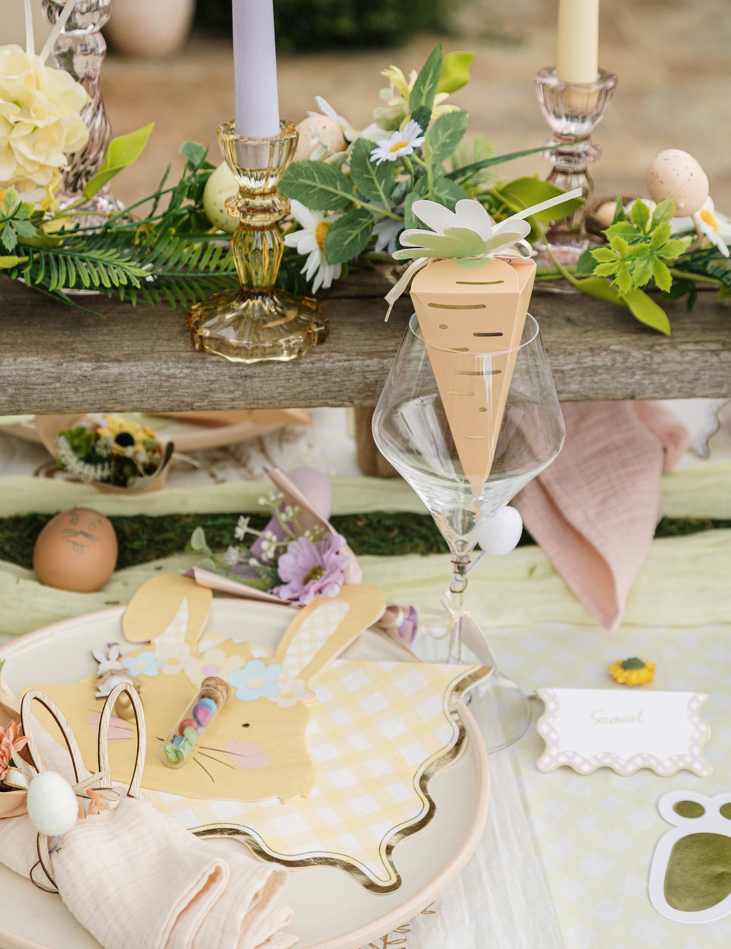 Dressage de table des serviettes en papier à motifs carreaux pour fête lilas rose jaune vert et bordure or ondulée