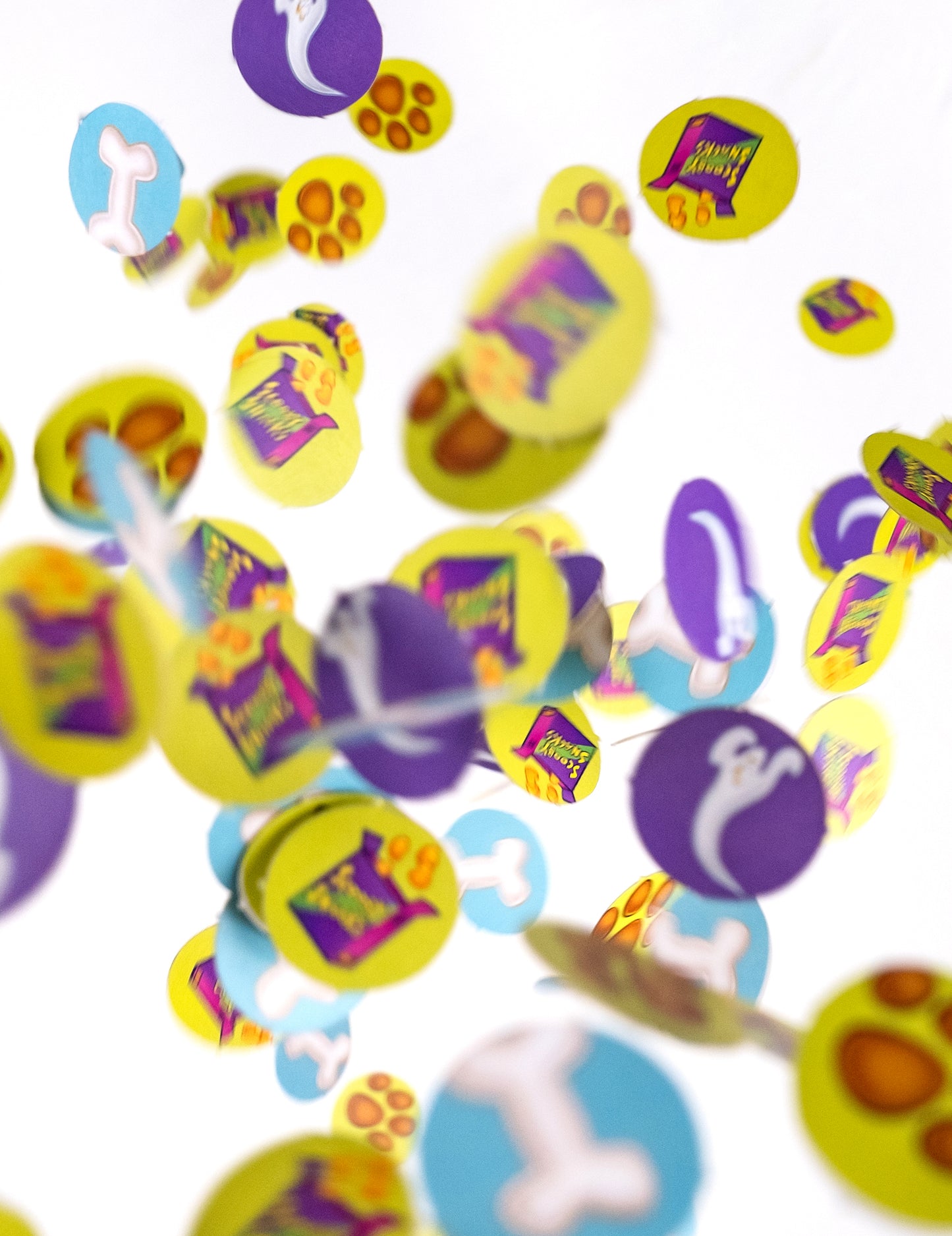 Mise en situation de chute des confettis Scooby-Doo pour fête