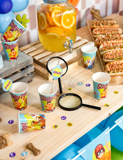 Mise en scène festive sur un buffet des confettis Scooby-Doo