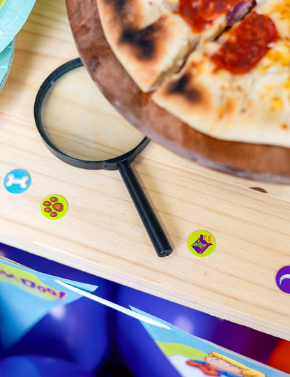Loupe et mise en scène thématique des confettis Scooby-Doo