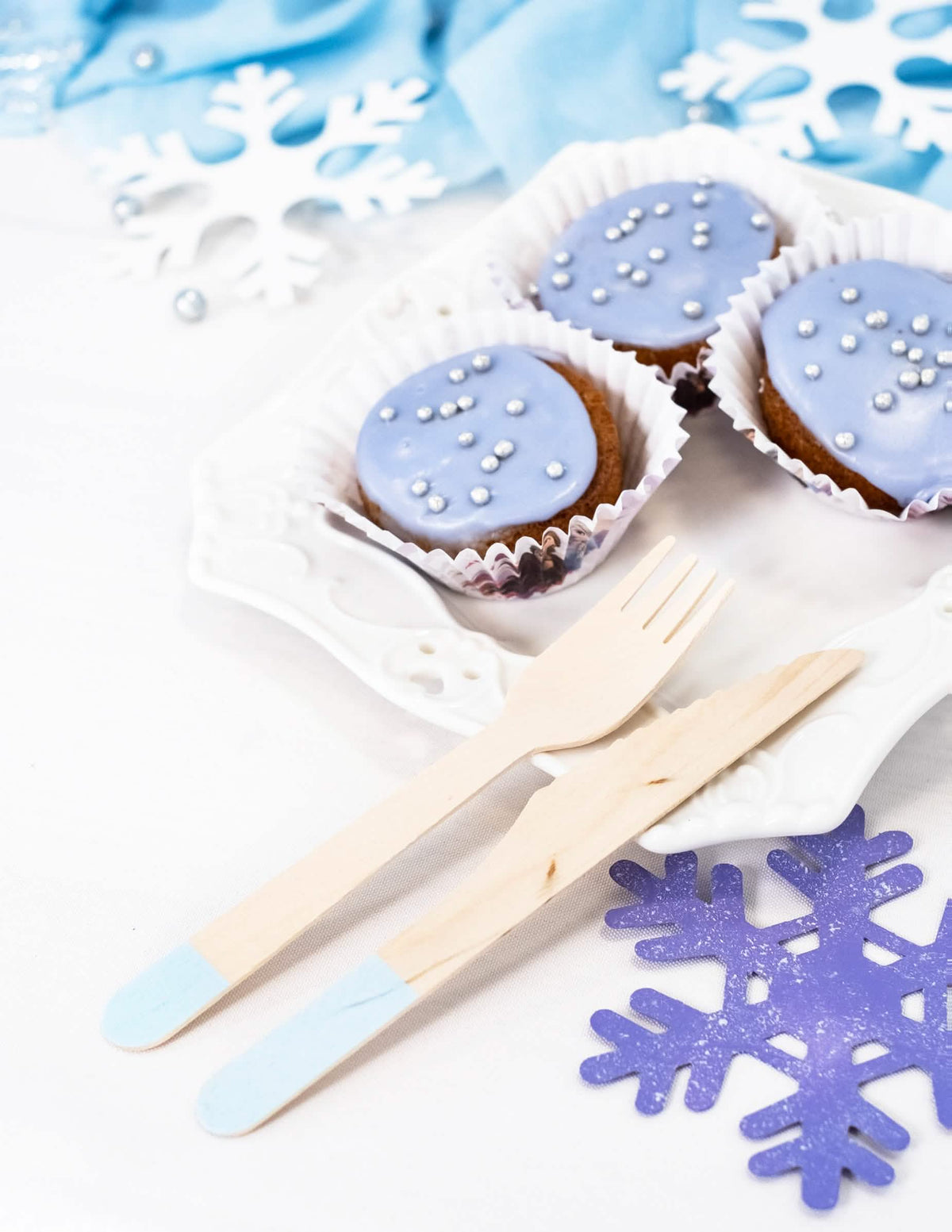 Mise en scène avec flocons de neige des couverts en bois ménagère de fête