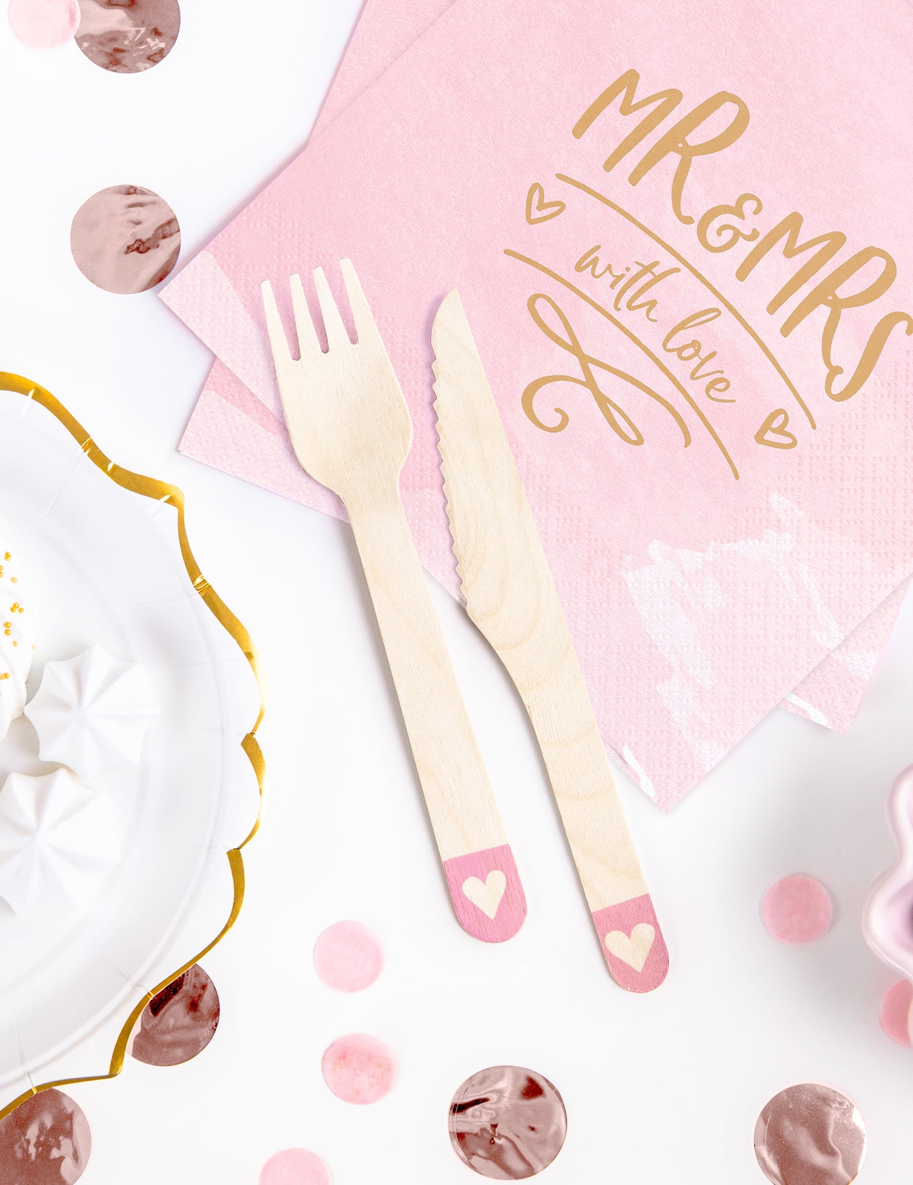 Mise en situation avec serviettes des couverts en bois jetables avec cœur pour fête rose