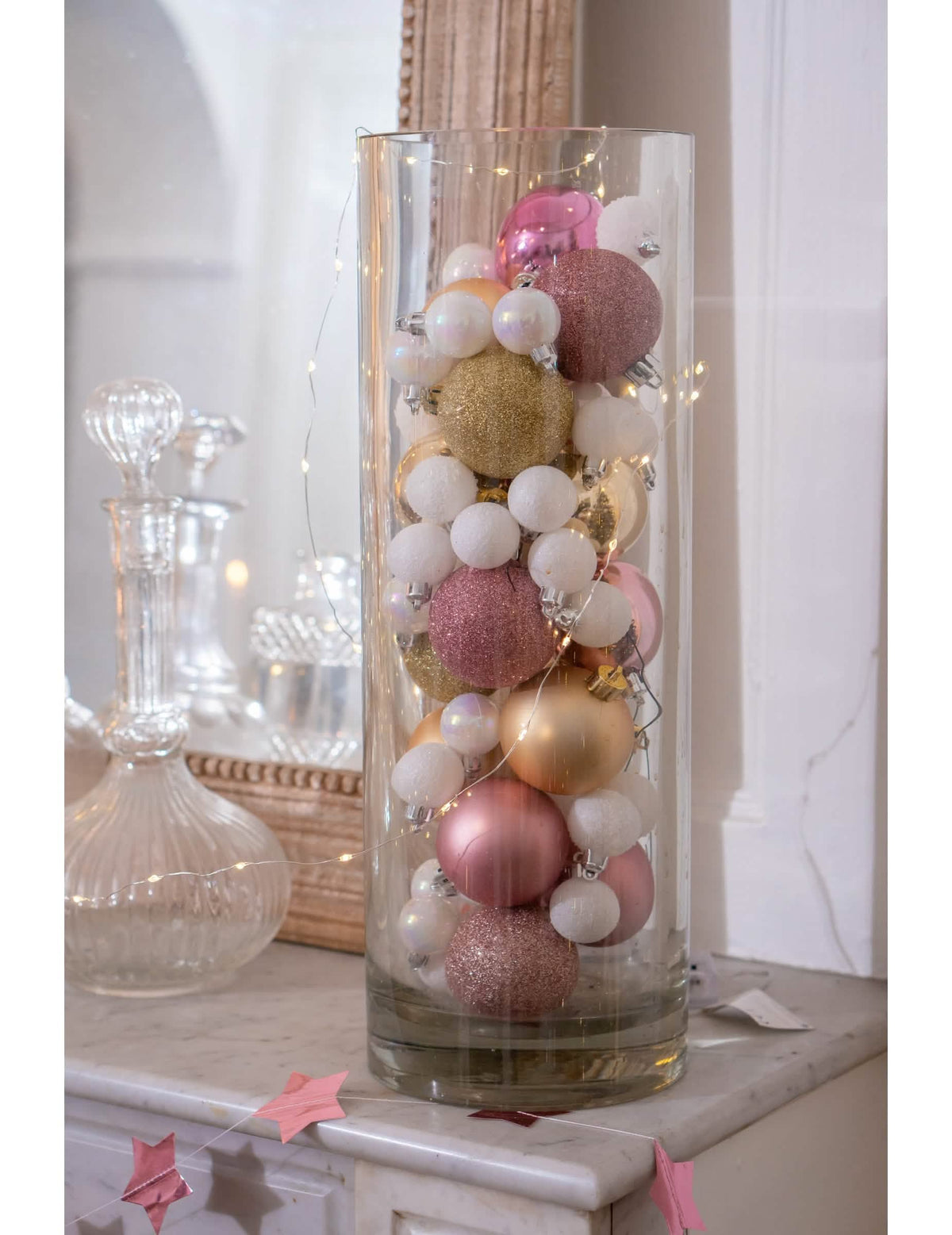 Mise en situation dans un vase du lot de 18 mini boules de Noël blanches pailletées et mates