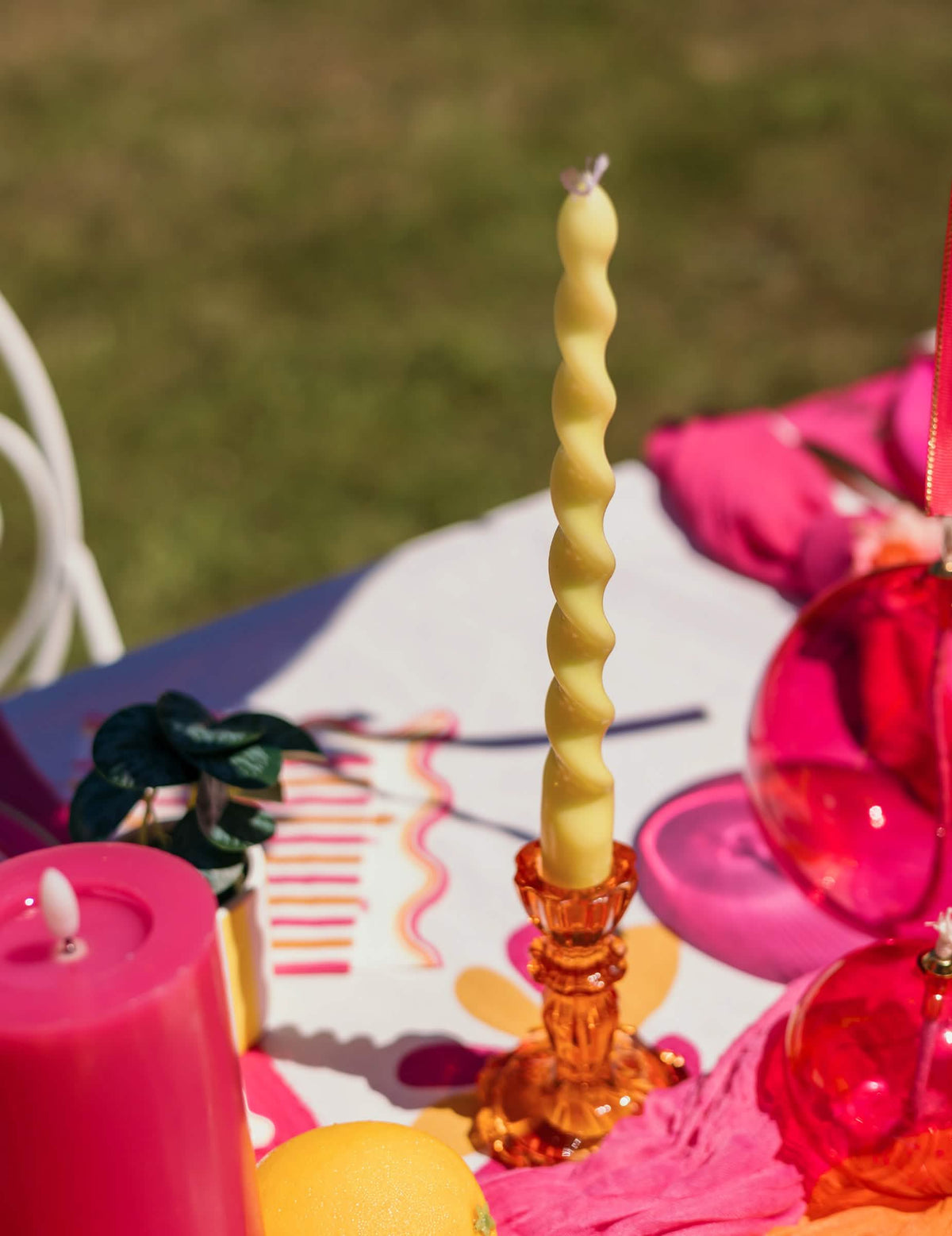 2 Bougies chandelles torsadées jaune 25 cm