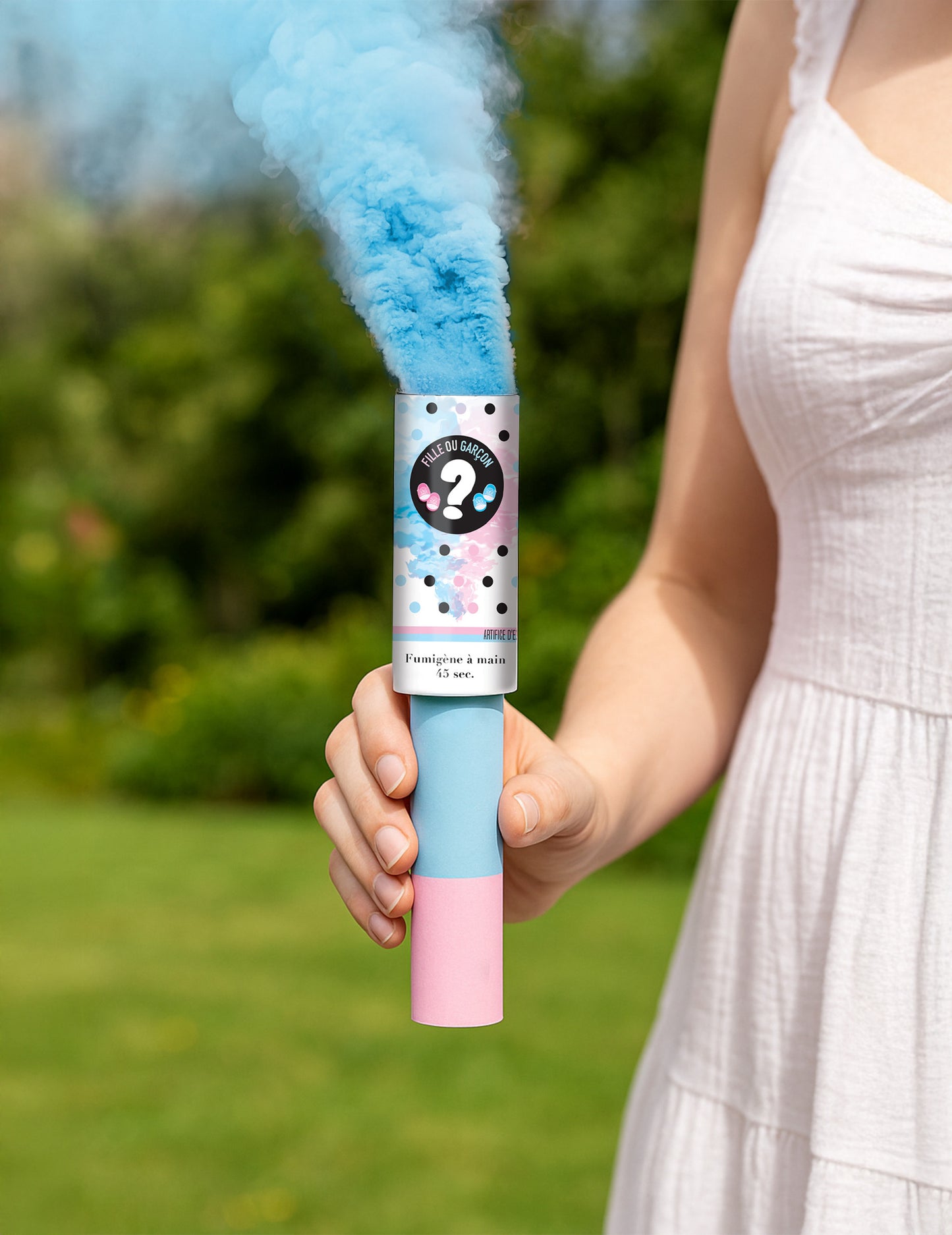 Fumigène activé dégageant de la fumée bleue du Fumigènes à main Gender Reveal pour fête