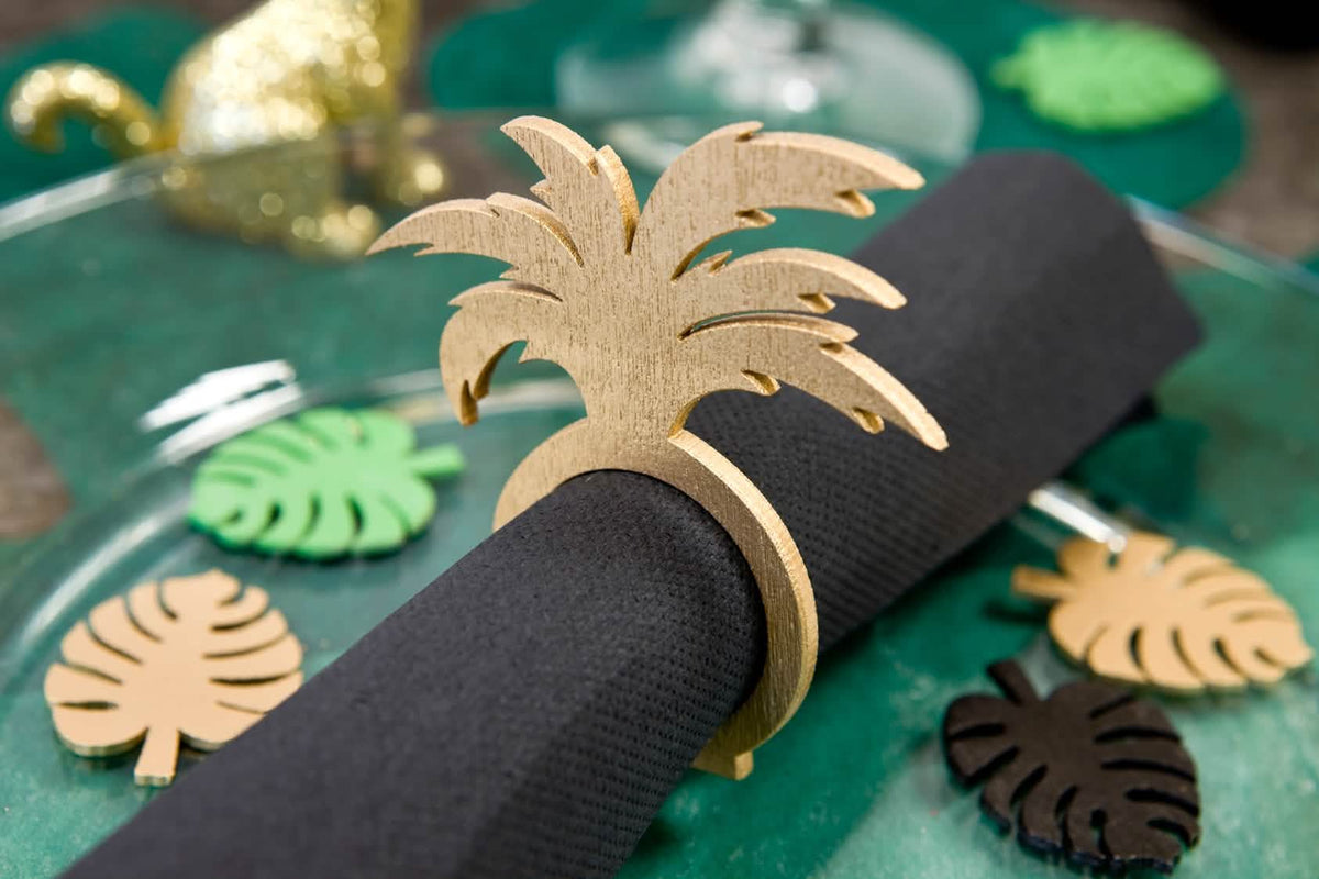 Mise en situation du rond de serviette palmier thème tropical chic doré en bois