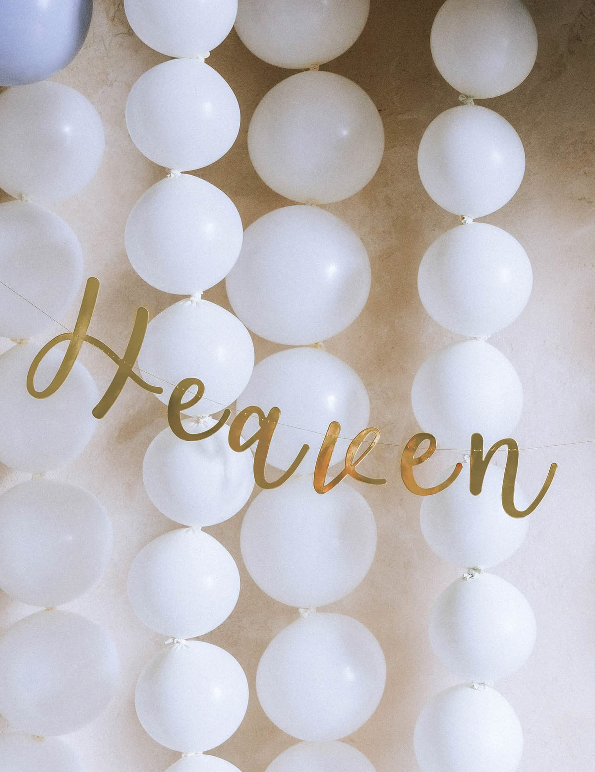Détail de la guirlande Heaven du ballons à relier pour fête blanc