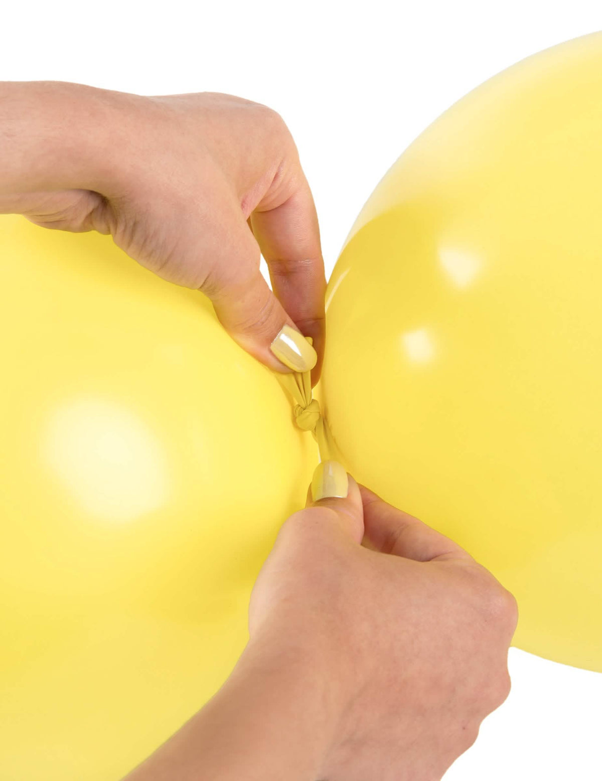 Détail du nœud de jonction des ballons à relier pour fête jaune pastel
