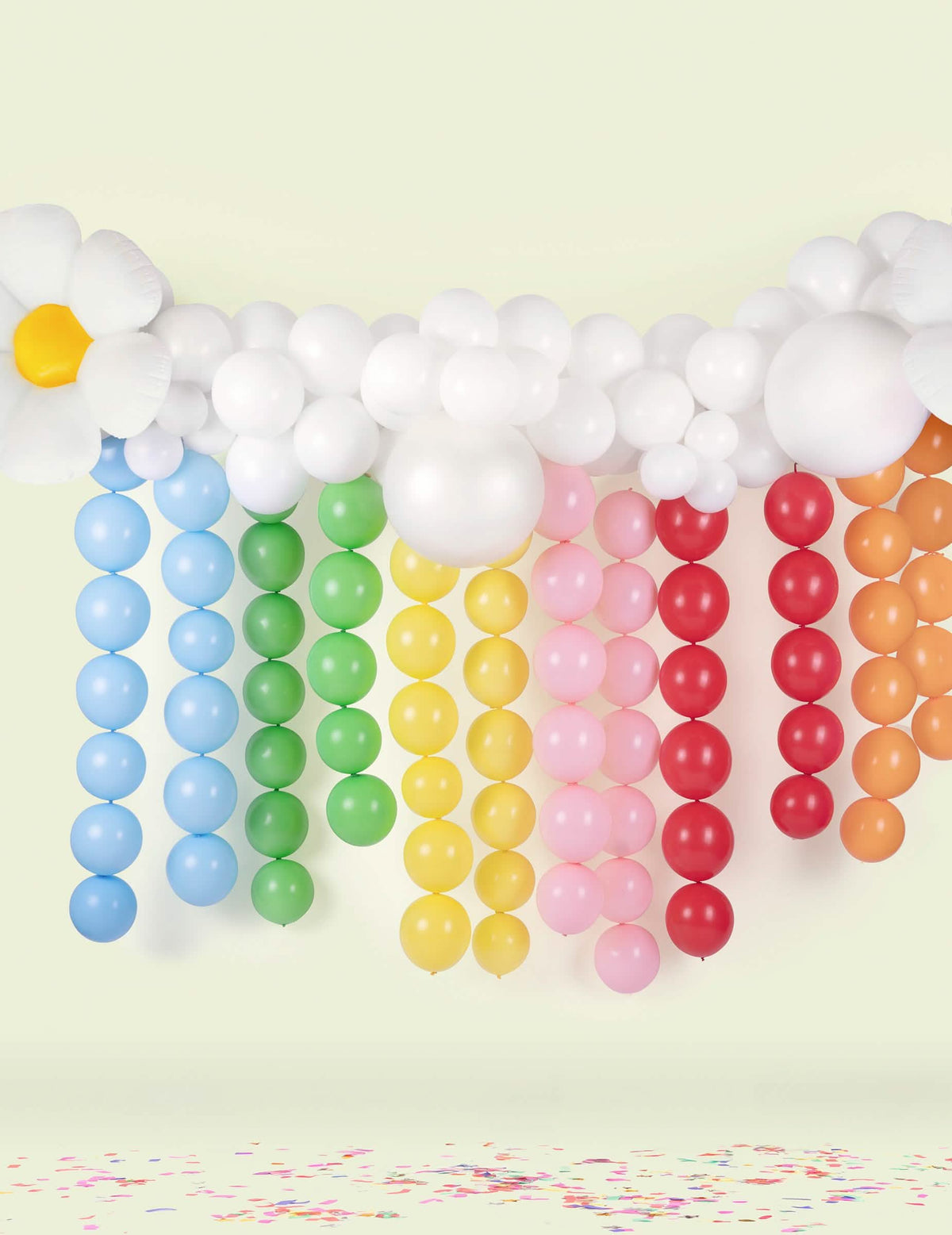 Mise en scène des ballons à relier pour fête jaune pastel