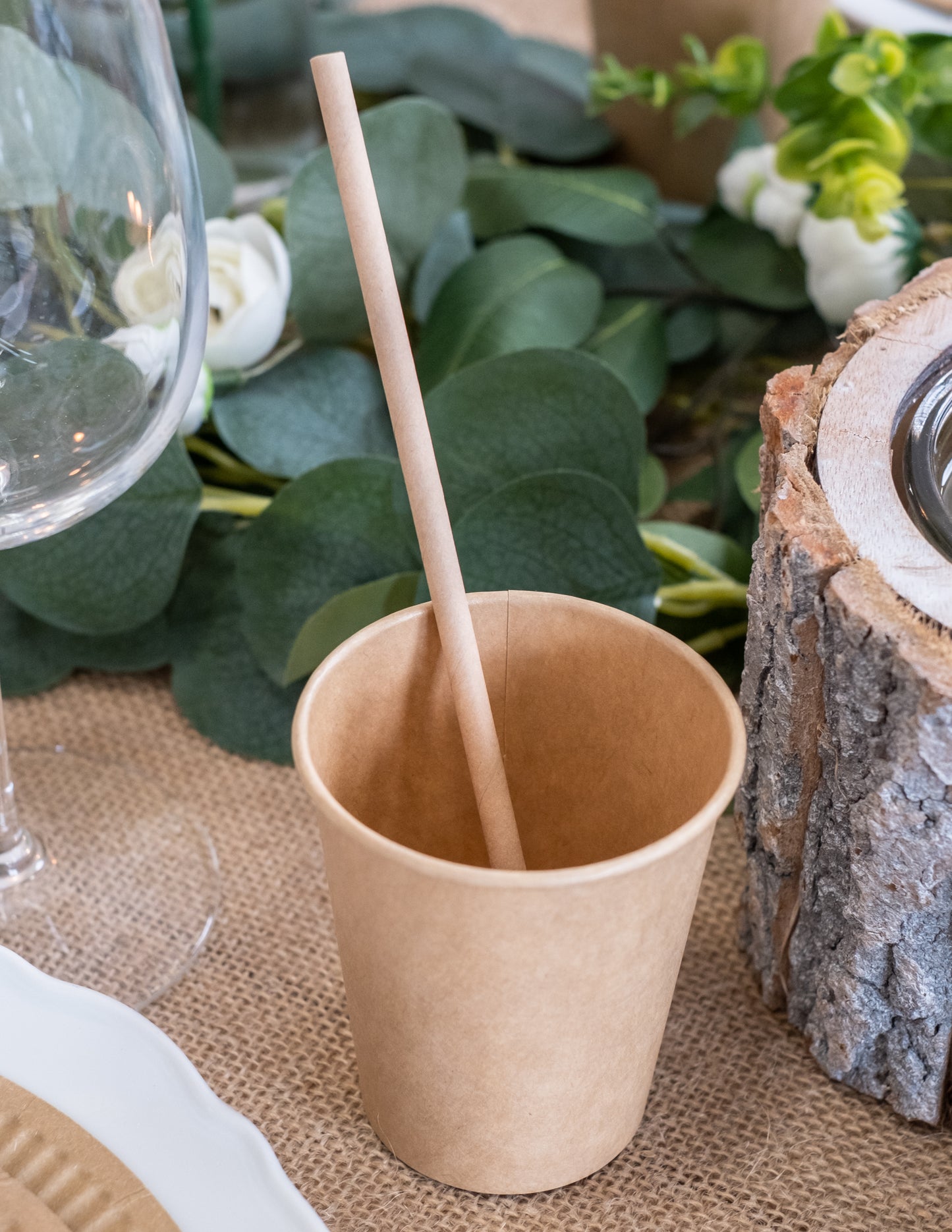Mise en situation d'une paille dans un gobelet du Pailles en carton kraft pour fête
