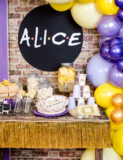 Mise en situation sur une table de fête des serviettes en papier Friends
