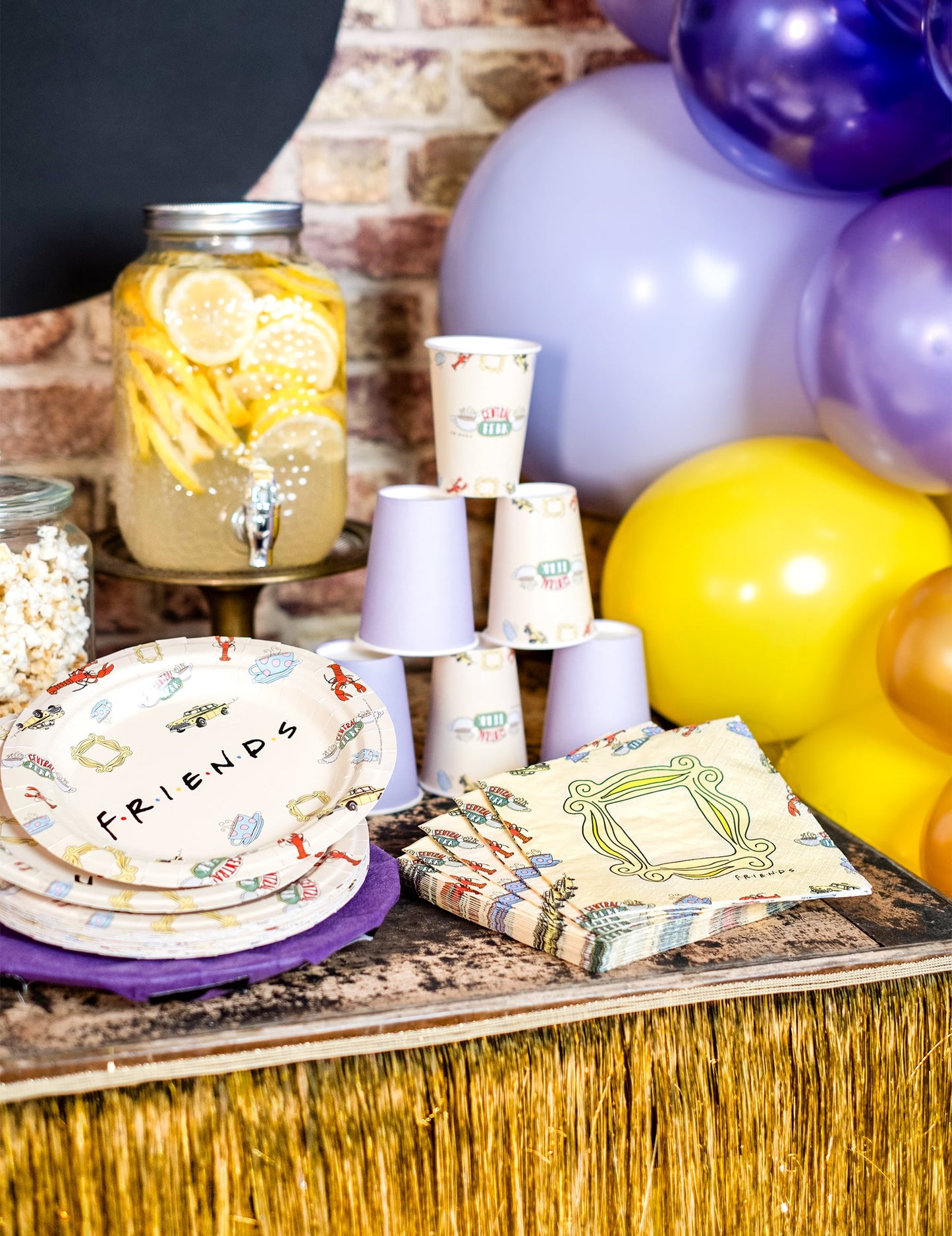 Mise en scène de buffet des serviettes en papier Friends