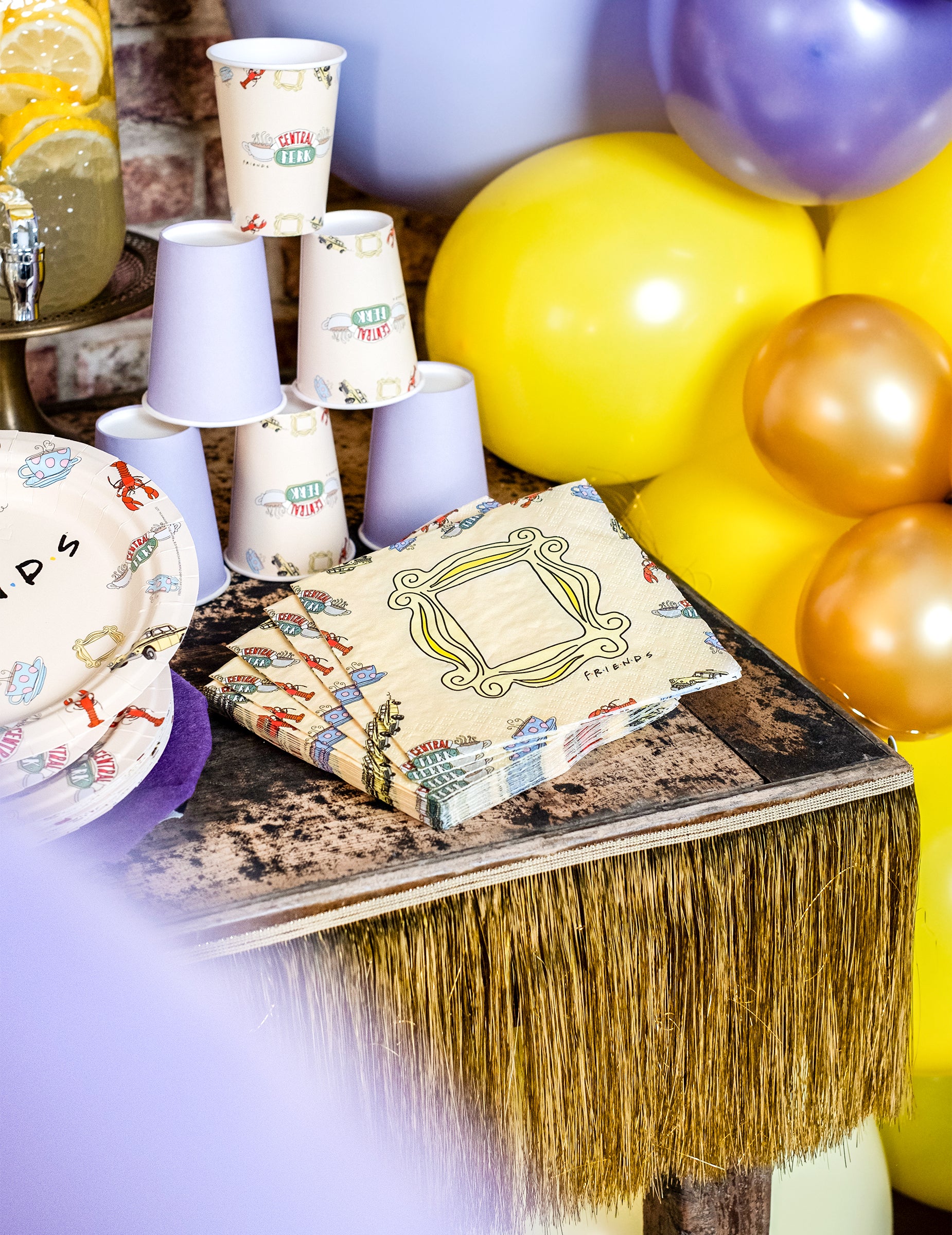 Mise en scène festive avec gobelets et ballons des serviettes en papier Friends