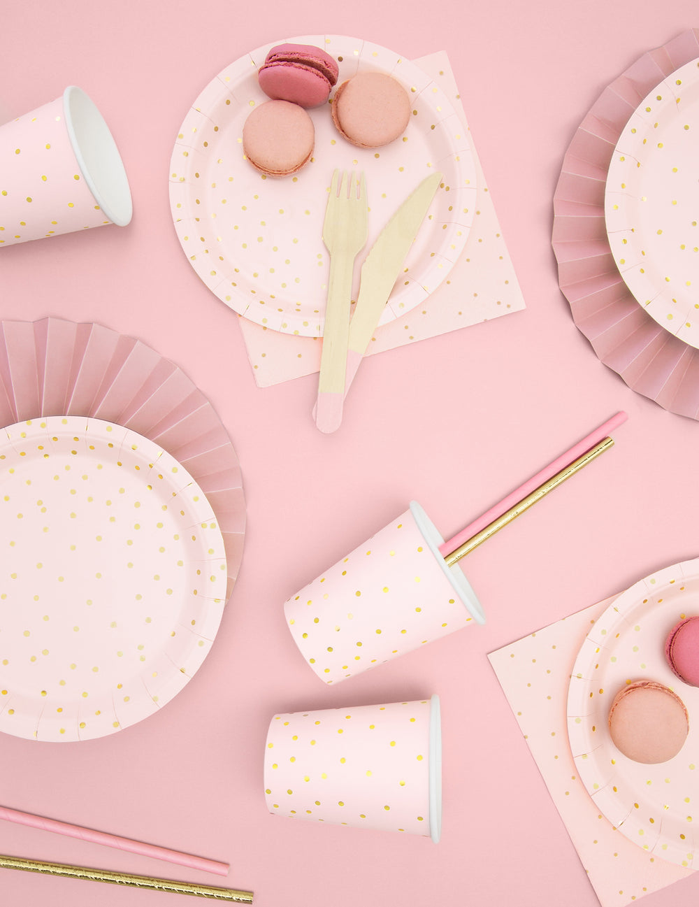 Mise en situation des serviettes en papier à pois dorés roses pâles
