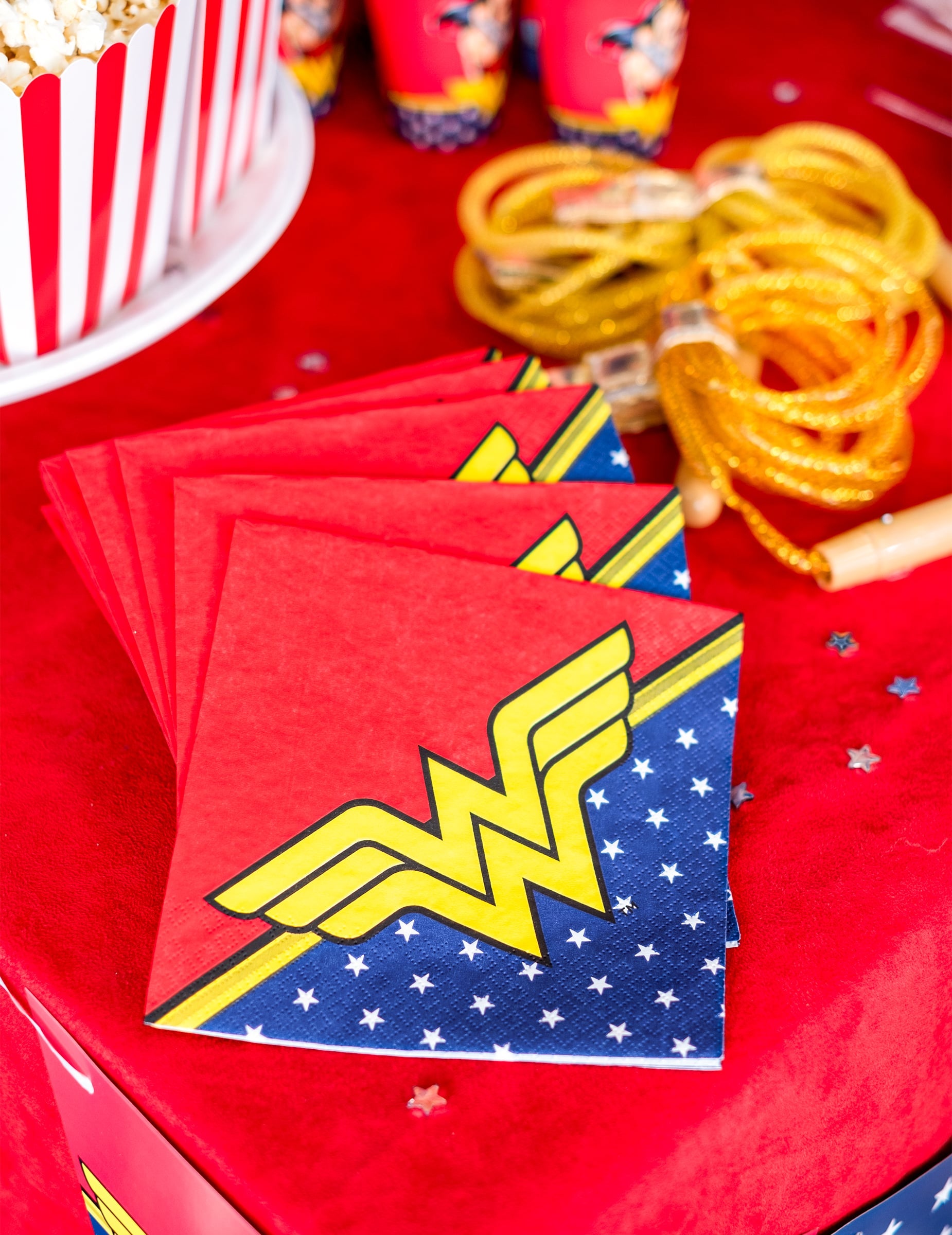 Gros plan sur le logo des serviettes en papier Wonder Woman