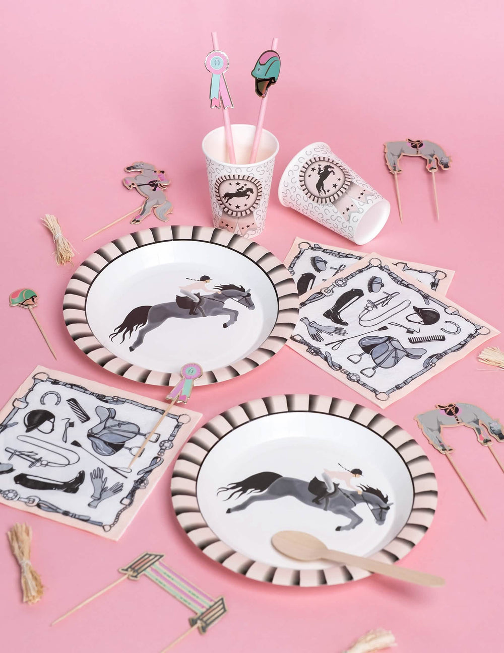 Vue d'ensemble de la décoration de table des serviettes en papier équitation