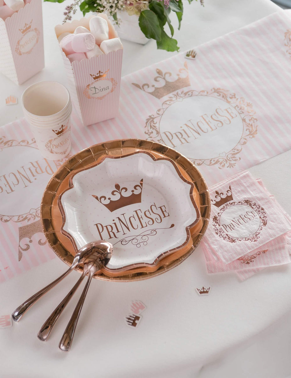 Vue de haut de la décoration de table des serviettes Princesse rose gold