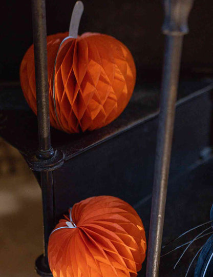 3 citrouilles en papier alvéolé orange et noir 10 cm 13 cm et 18 cm