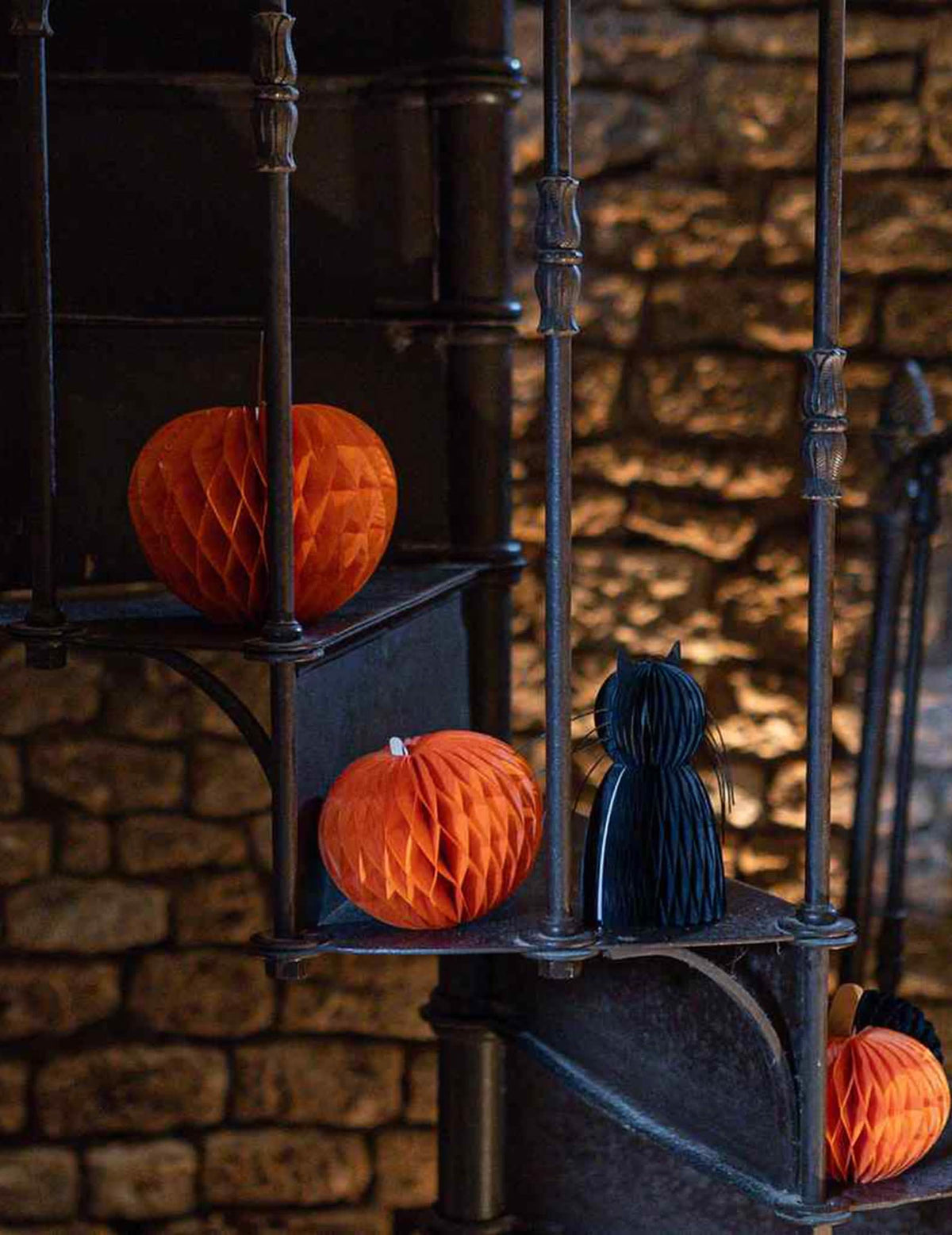 3 citrouilles en papier alvéolé orange et noir 10 cm 13 cm et 18 cm