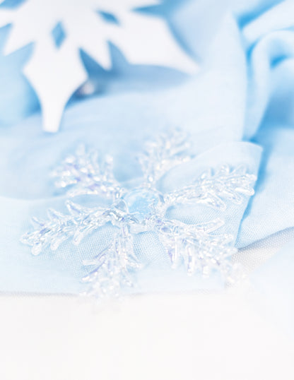Détail de la transparence du flocons en verre à suspendre pour sapin iridescents