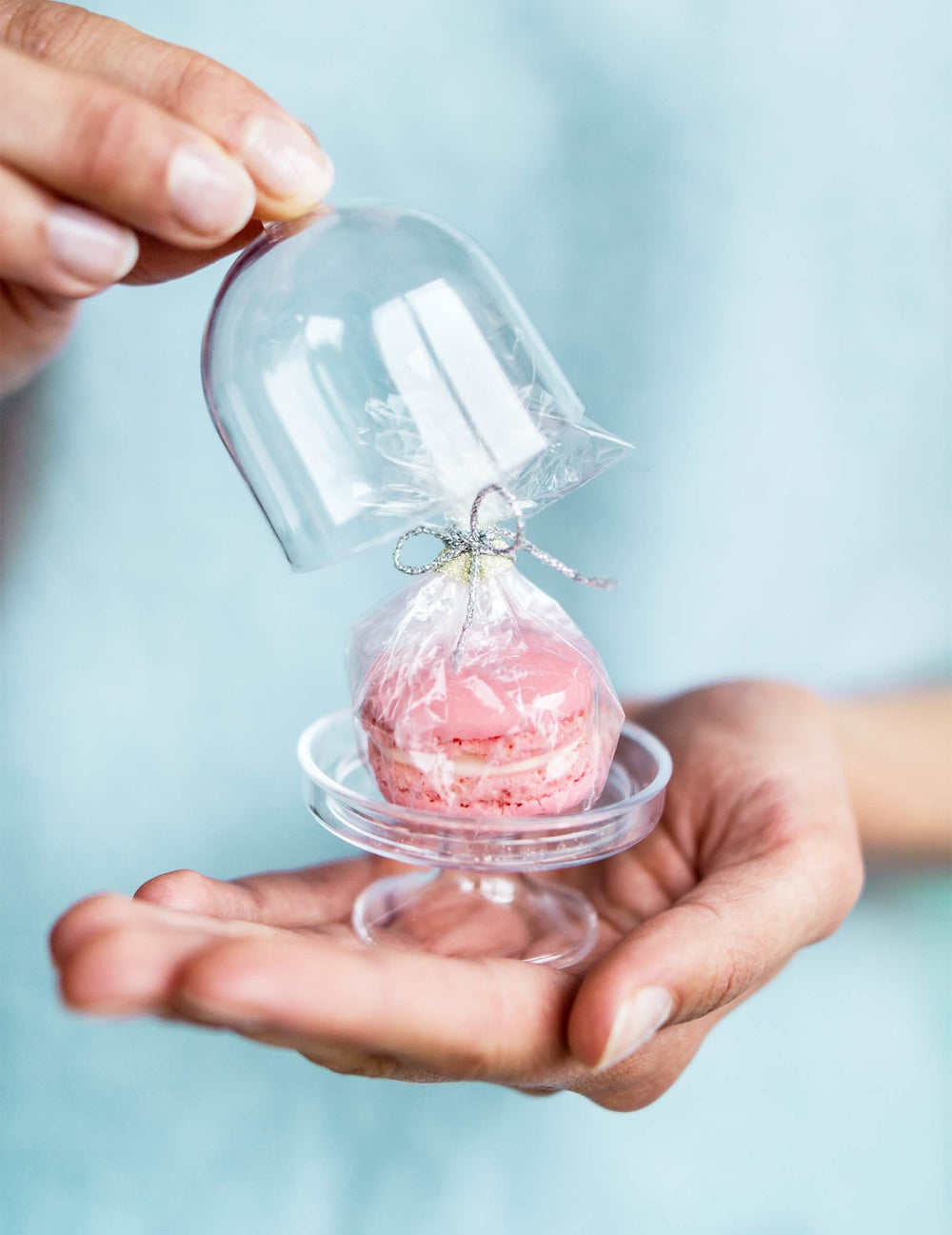 Détail de l'ouverture de la mini cloche en plastique pour dragées transparente