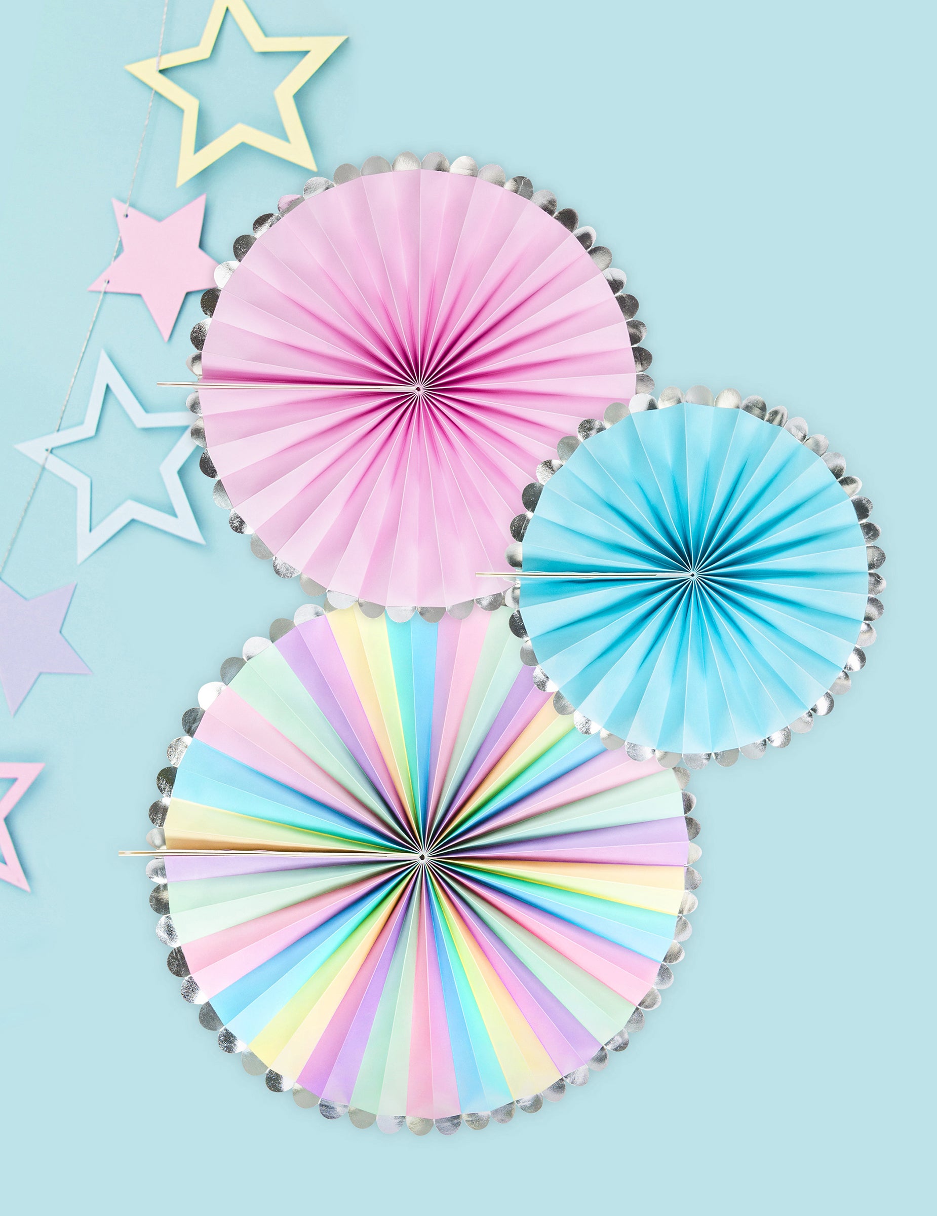 Vue de dessus des rosaces décoratives pastel et argentées pour fête