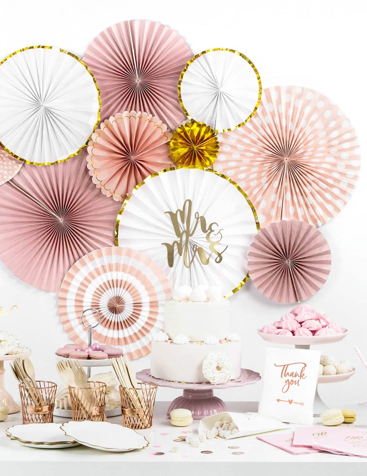 Mise en scène festive du 3 rosaces en papier blanches et dorées pour décoration