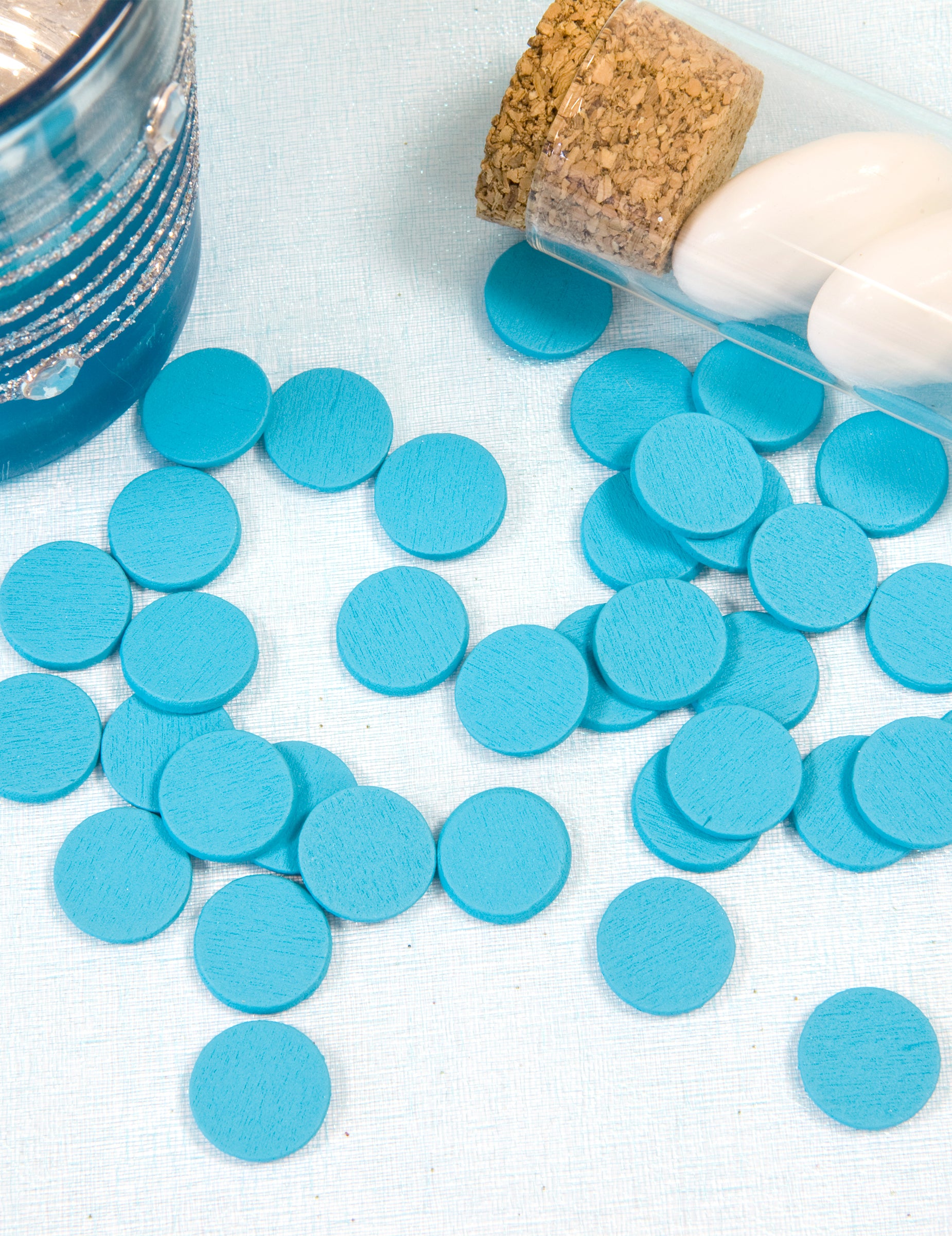 Mise en situation des confettis de table ronds pour décoration de fête turquoise métallisés