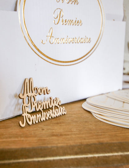 Mise en situation des confettis en bois mon premier anniversaire