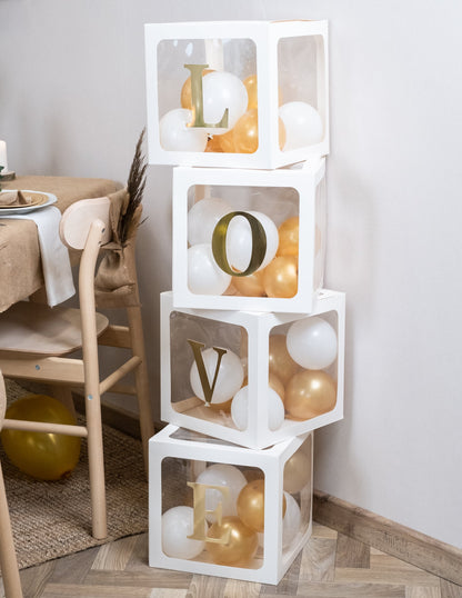 Mise en situation formant le mot LOVE des cubes à ballons pour décoration personnalisable blancs et transparents