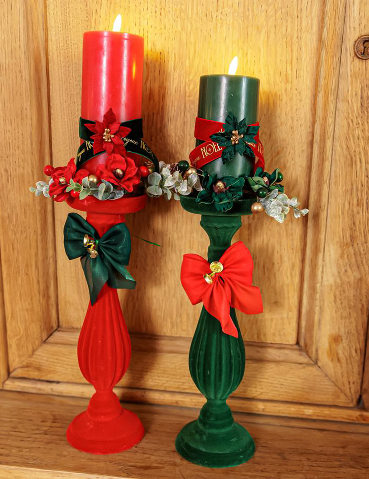 4 strikken met belletjes rood en goud 9 x 10 cm